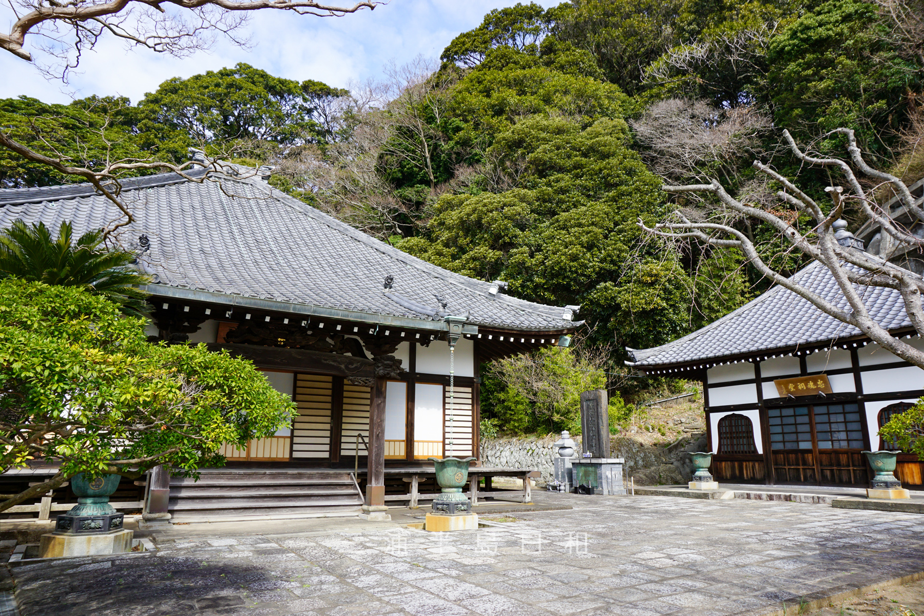 光心寺・本堂と軍艦比叡鎮魂碑、忠魂祠堂（撮影日：2021.03.01）