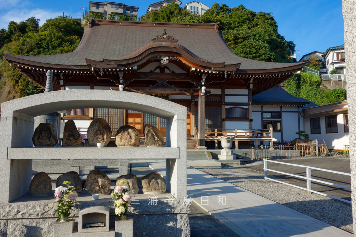 宗円寺・両面地蔵と本堂(撮影日:2024.11.17)