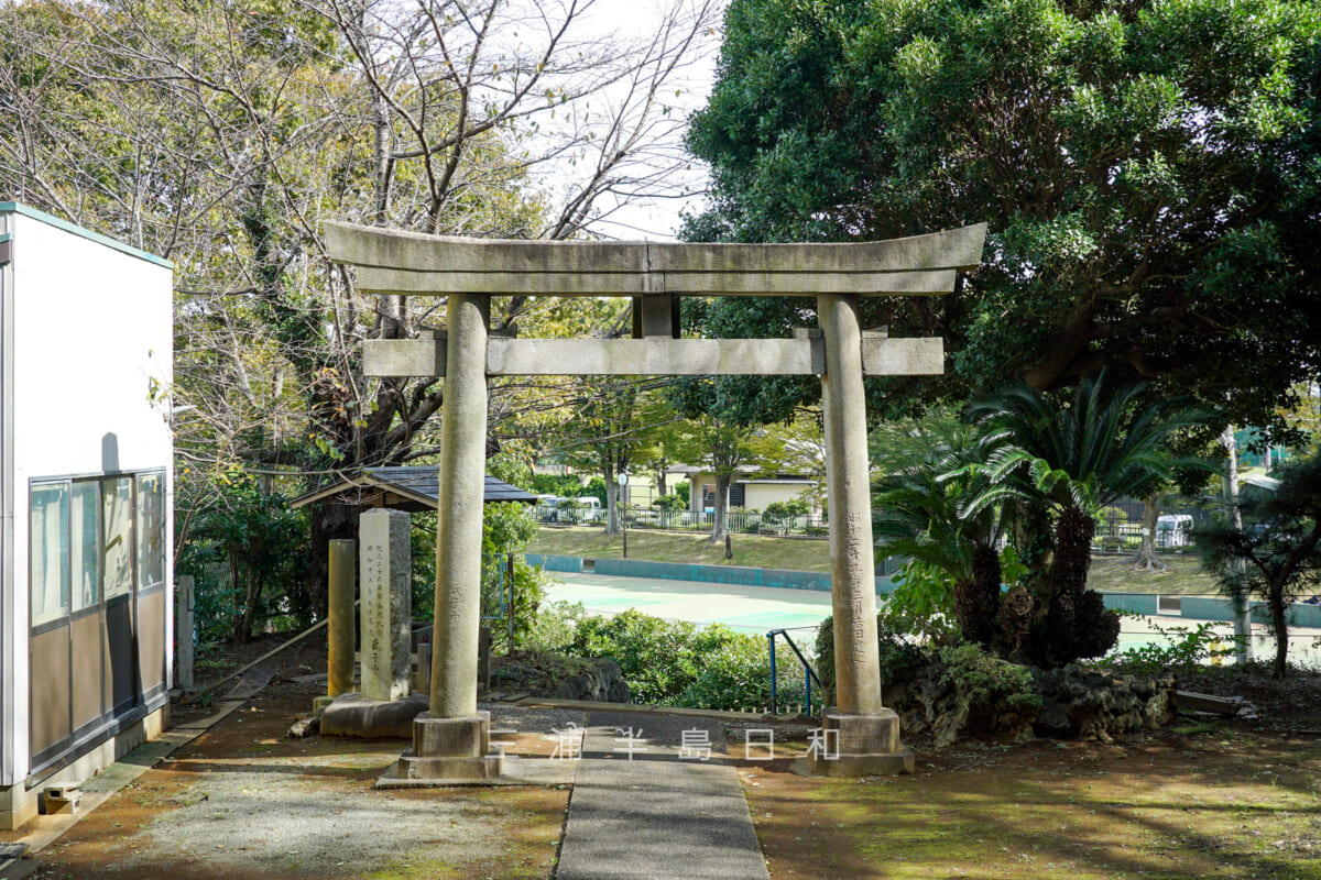 御嶽神社（不入斗）・社殿前より鳥居を望む（撮影日：2024.10.31）