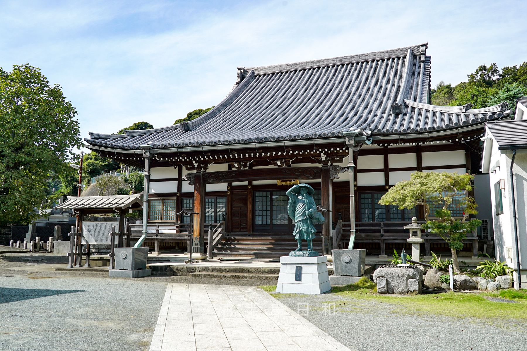 西来寺・本堂と親鸞聖人像（撮影日：2024.10.31）