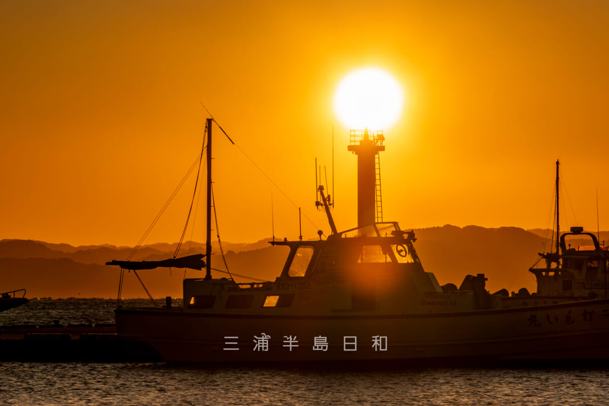 鴨居西防波堤灯台の初日の出乗せ（撮影日：2025.01.01）