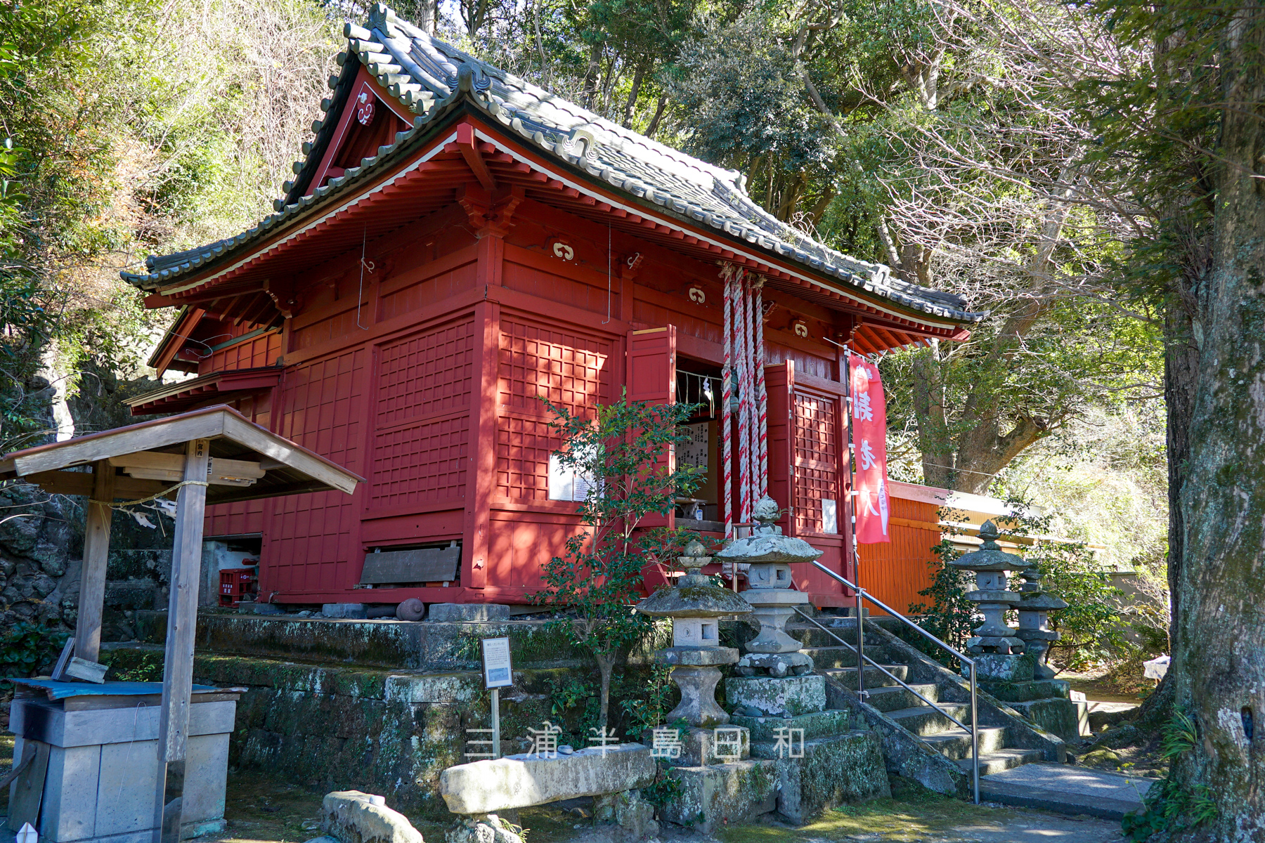 白髭神社（小網代）・社殿と鳴石（カンカン石）（撮影日：2025.01.10）