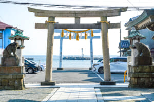 鴨居八幡神社・二の鳥居越しに一の鳥居、鴨居海岸方面を望む（撮影日：2025.01.24）