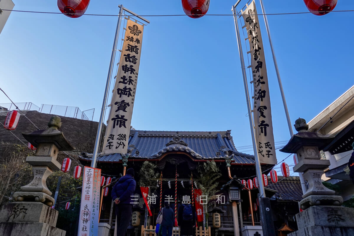 諏訪神社（若松町）・社殿と神社幟（撮影日：2025.01.01）