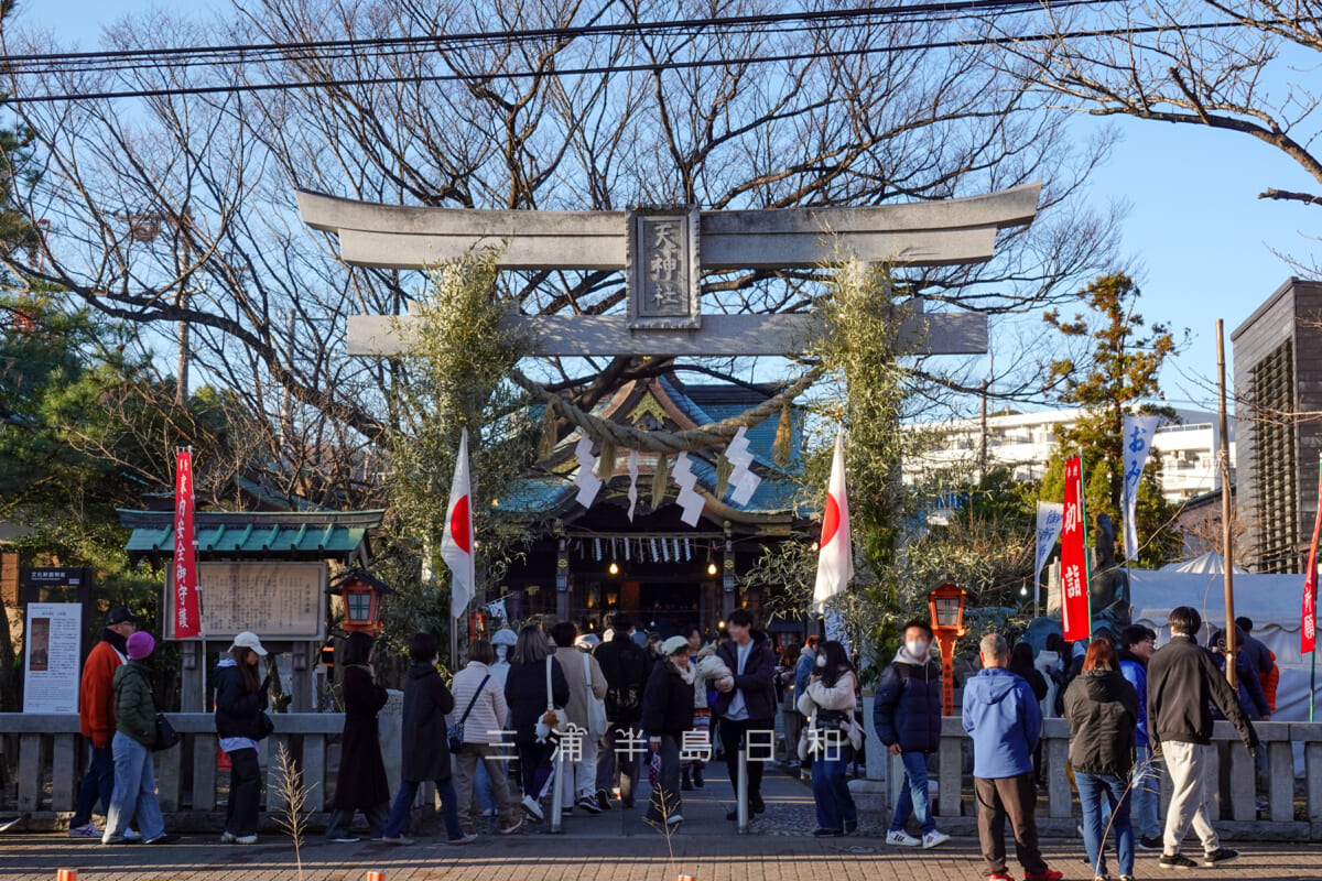 久里浜天神社・初詣客で賑わう元日早朝の境内（撮影日：2024.01.01）