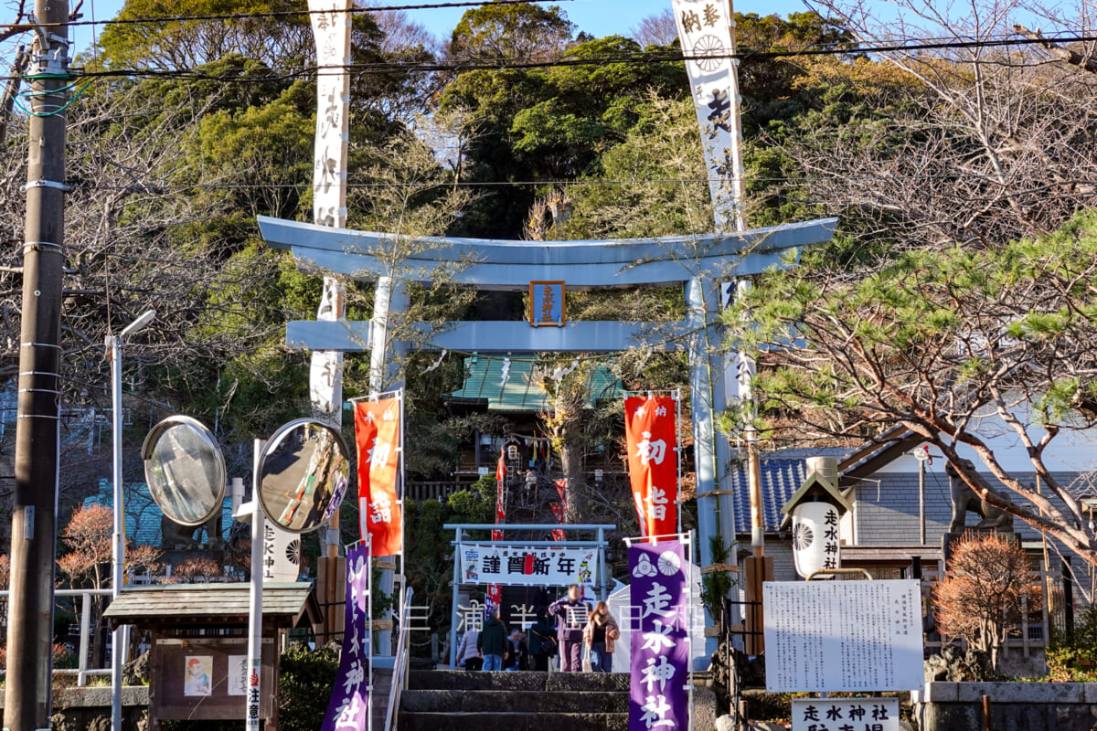 走水神社・初詣客で賑わうお正月朝の境内(撮影日:2025.01.01)