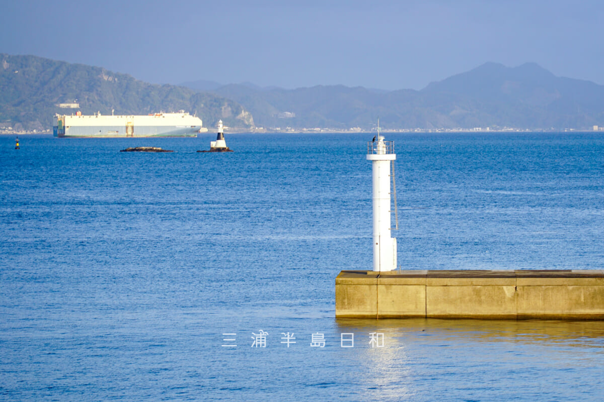 久里浜内防波堤灯台越しの海獺島遠望（撮影日：2022.04.16）