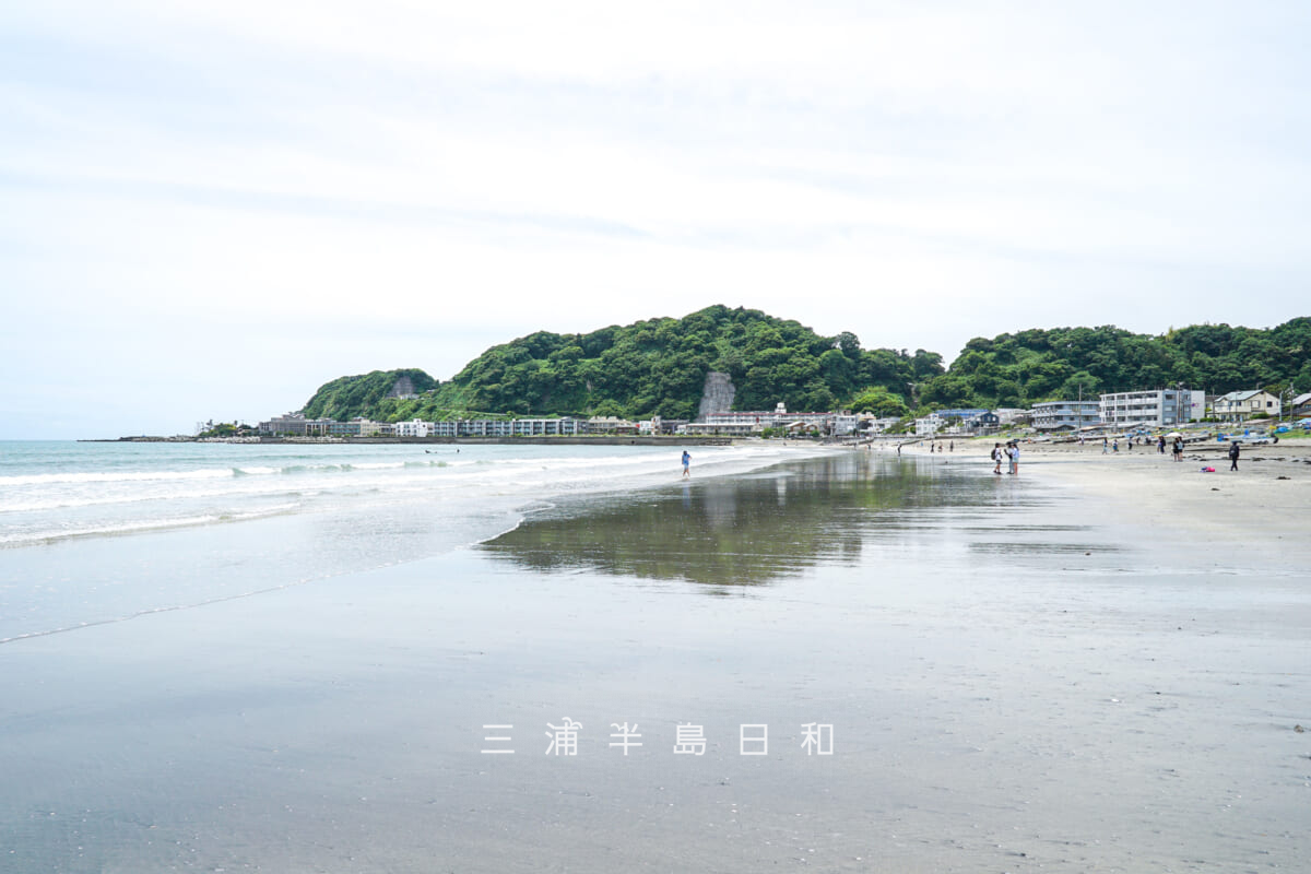 坂ノ下海岸の砂浜より稲村ヶ崎方面を望む(撮影日:2024.05.30)
