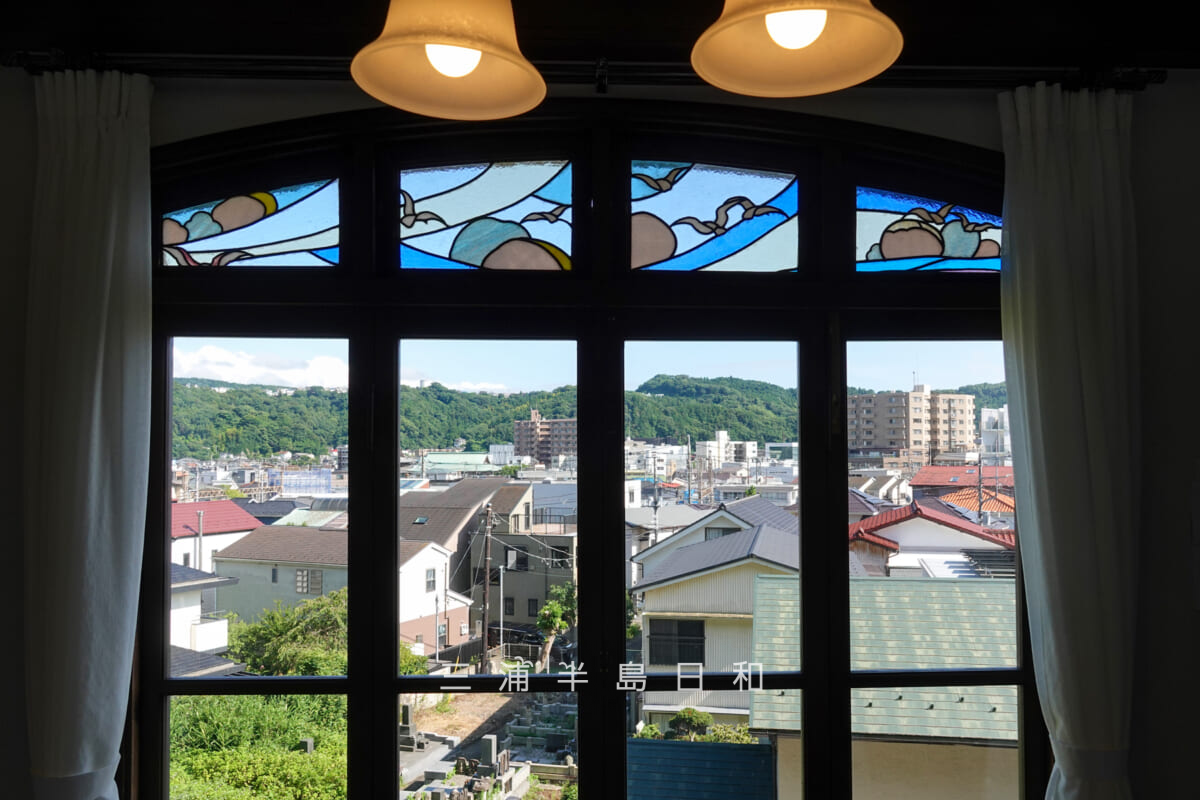 旧本多邸（旧本多家住宅主屋）・2階ホールより逗子市街地を望む（撮影日：2024.07.14）