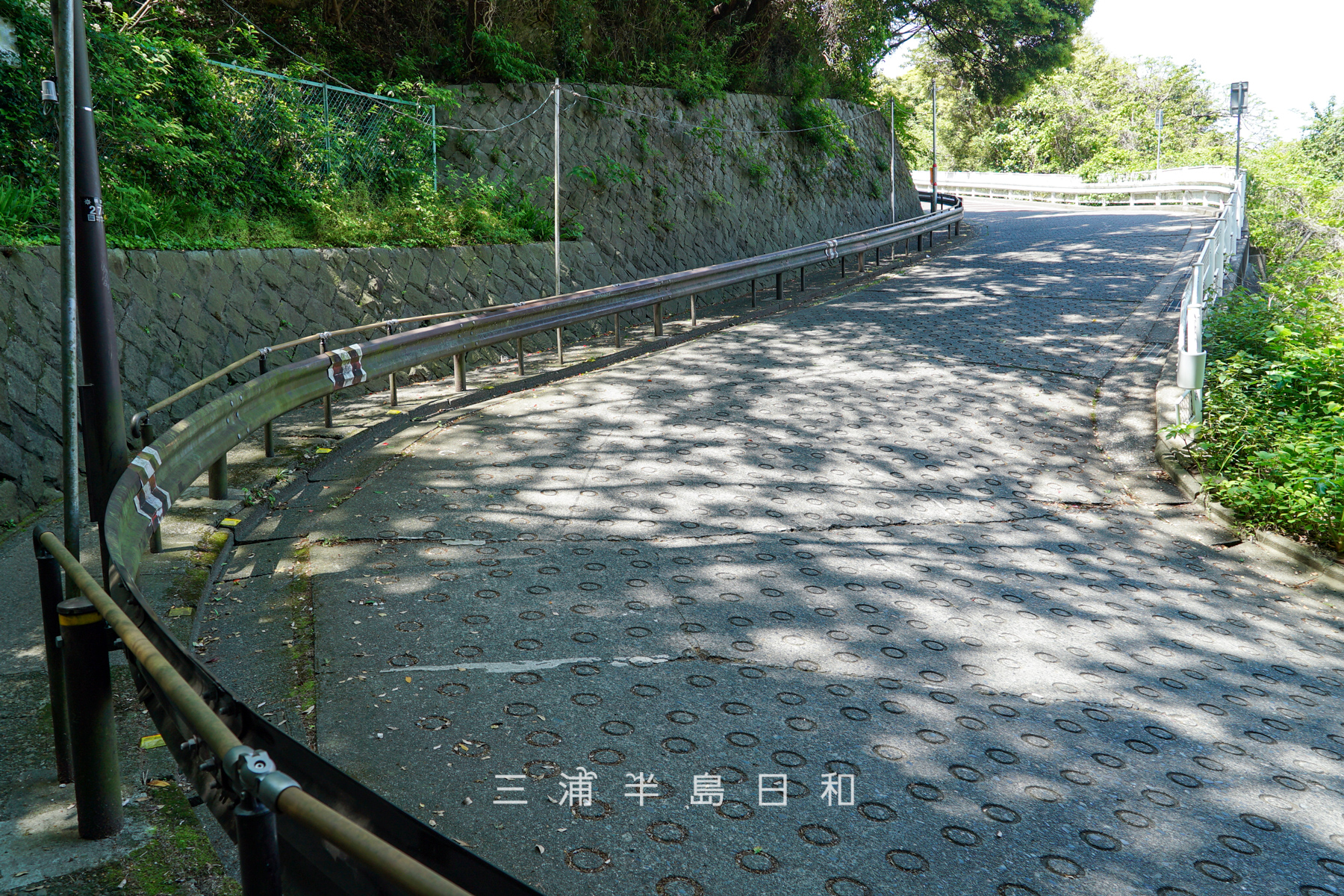地獄坂（ハイランド）・中腹のヘアピンカーブより坂上方面を望む（撮影日：2025.04.27）