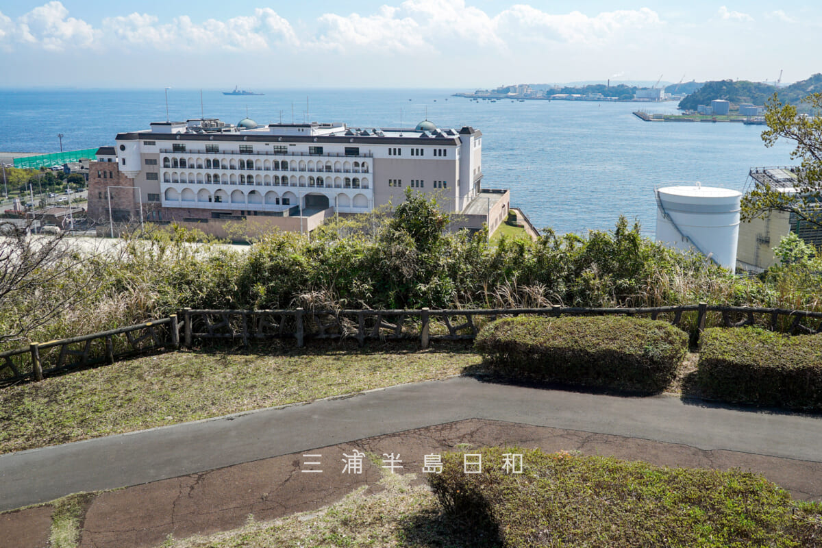 貝山緑地展望台よりアイクル、横須賀港方面を望む(撮影日:2023.03.30)