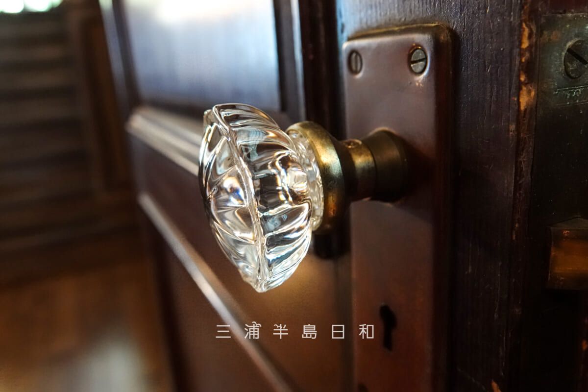 旧本多邸（旧本多家住宅主屋）・ガラス製のドアノブ（撮影日：2024.07.14）