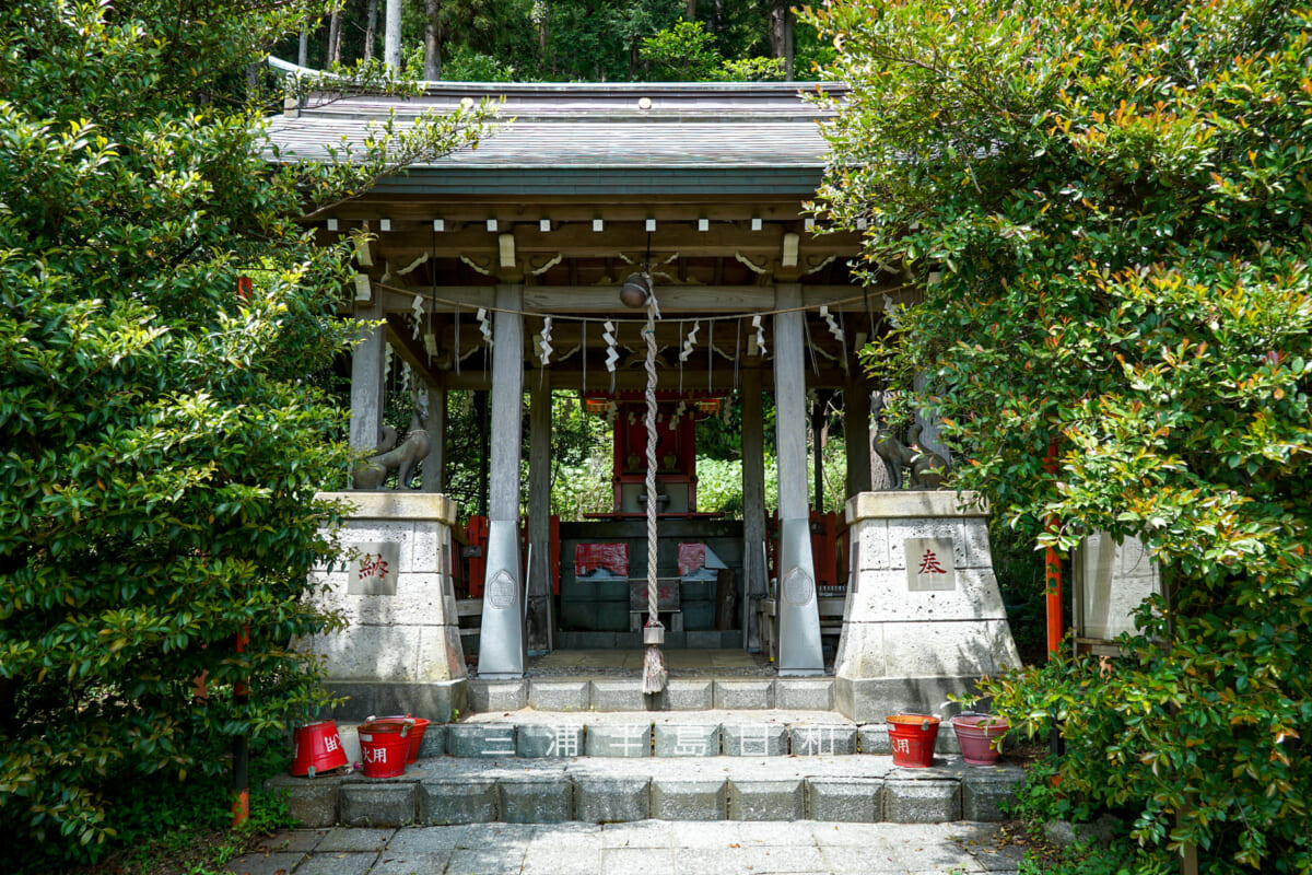 白赤稲荷神社・社殿（撮影日：2025.05.08）