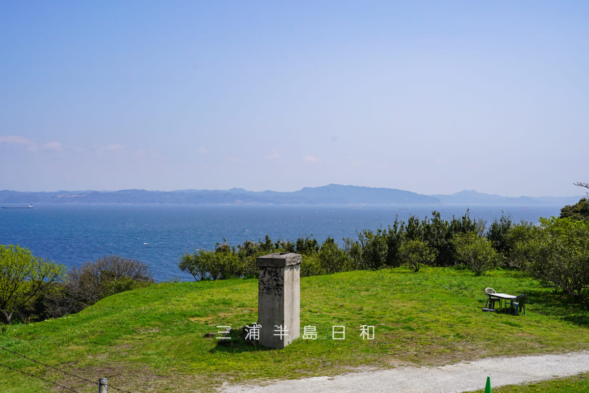 千代ヶ崎砲台跡・砲座の上部の芝生広場より房総半島方面を望む（撮影日：2022.04.09）