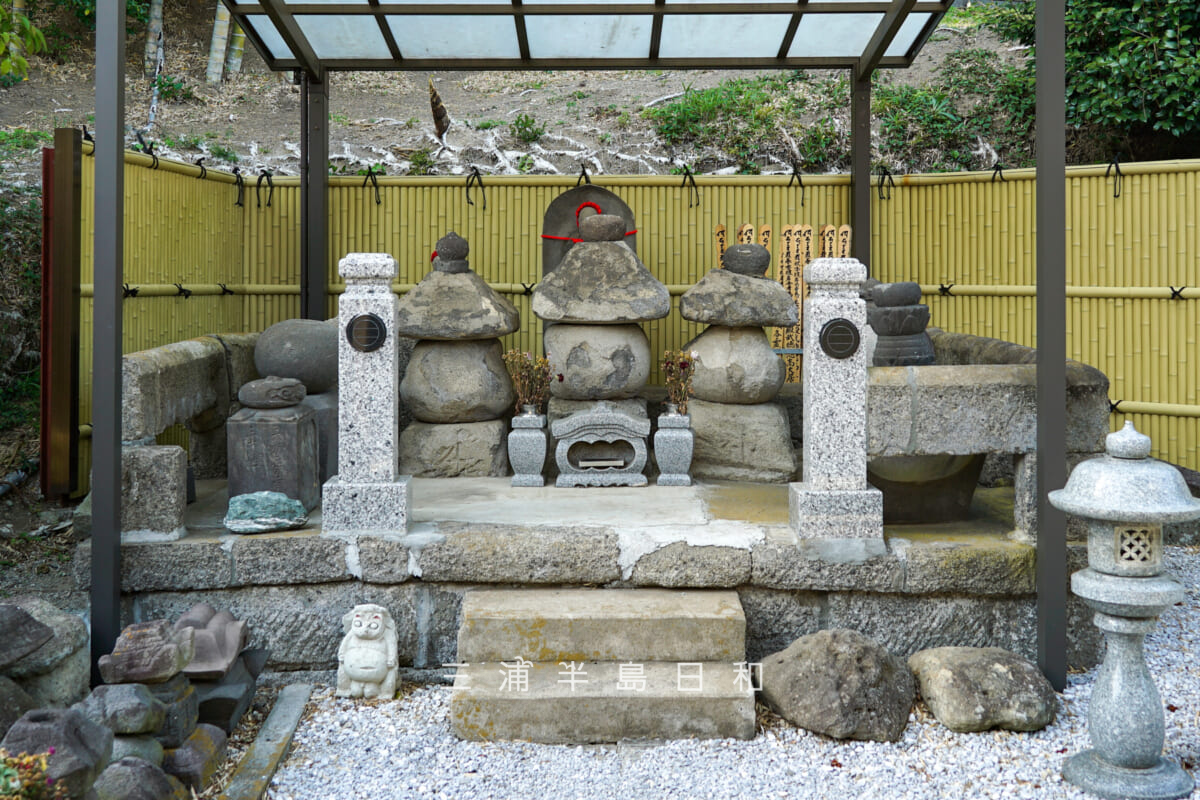 東光寺・津久井次郎義行一族の墓を正面より望む(撮影日:2025.04.17)