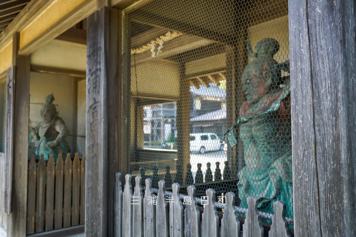 東光寺・山門内に安置されている金剛力士像(撮影日:2025.04.17)
