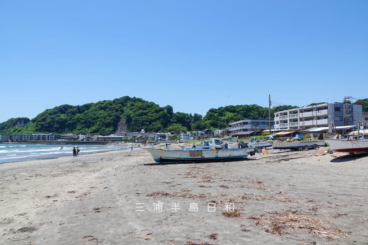坂ノ下海岸・砂浜に停まる漁船や漁具倉庫(撮影日:2025.06.05)