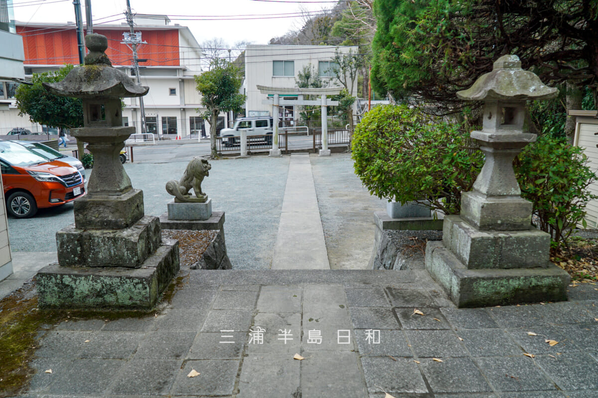 諏訪神社(御成町)・社殿前より境内を望む(撮影日:2025.03.11)
