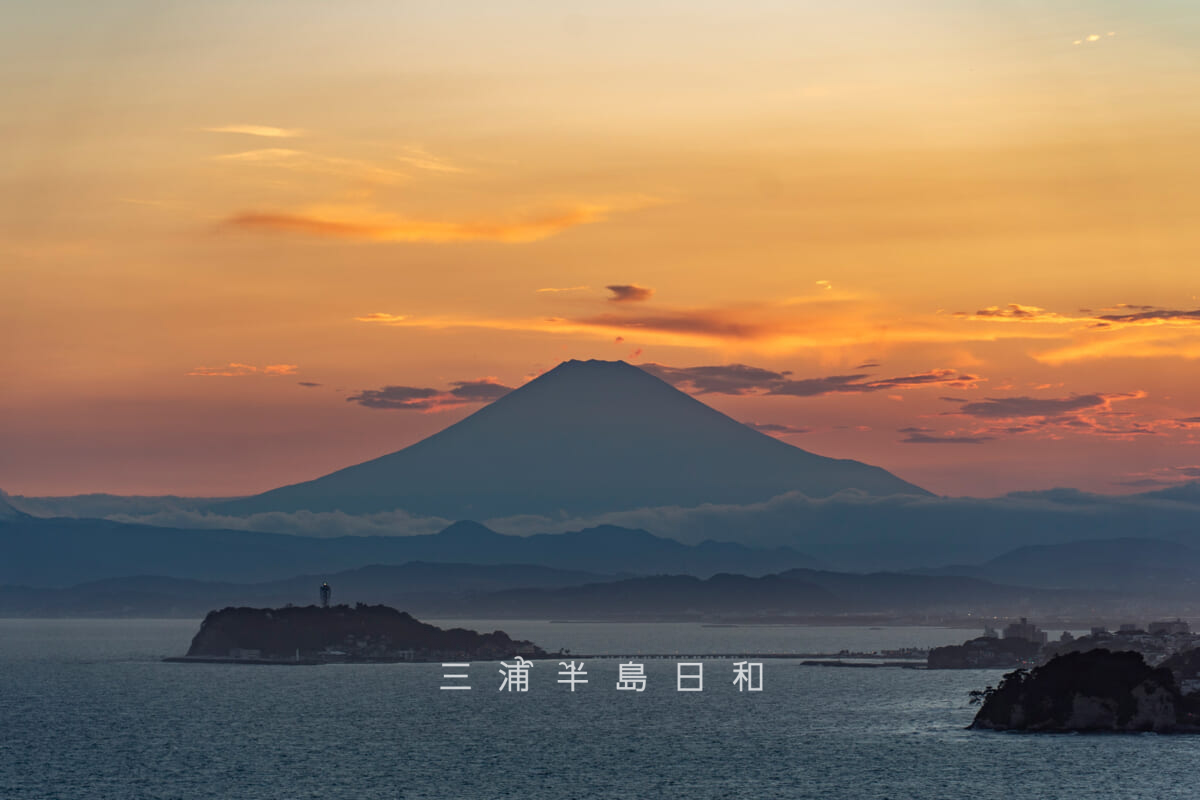 披露山公園の展望台下から見た夏の夕暮れの富士山と江の島（撮影日：2025.07.25）