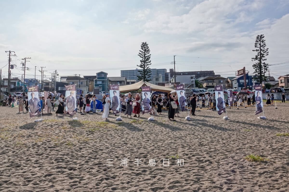 三浦海岸海水浴場(MIURA FUN BEACH)・リア突海の家-WEST.メンバーののぼり旗(撮影日:2025.07.12)