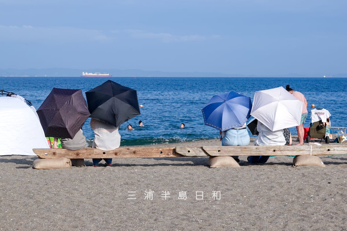 三浦海岸海水浴場(MIURA FUN BEACH)・海を望む木製ベンチ(撮影日:2025.07.12)