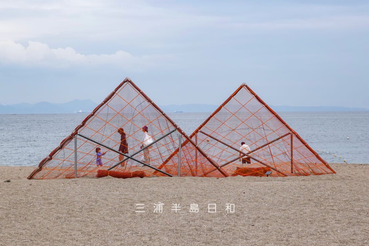 三浦海岸海水浴場(MIURA FUN BEACH)・ネットでできたピラミッドのようなアート作品(撮影日:2025.07.12)