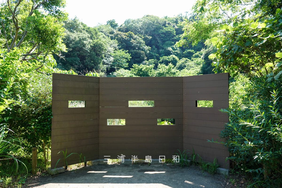 光の丘水辺公園・野鳥の池の観察用の目隠し（撮影日：2025.06.27）