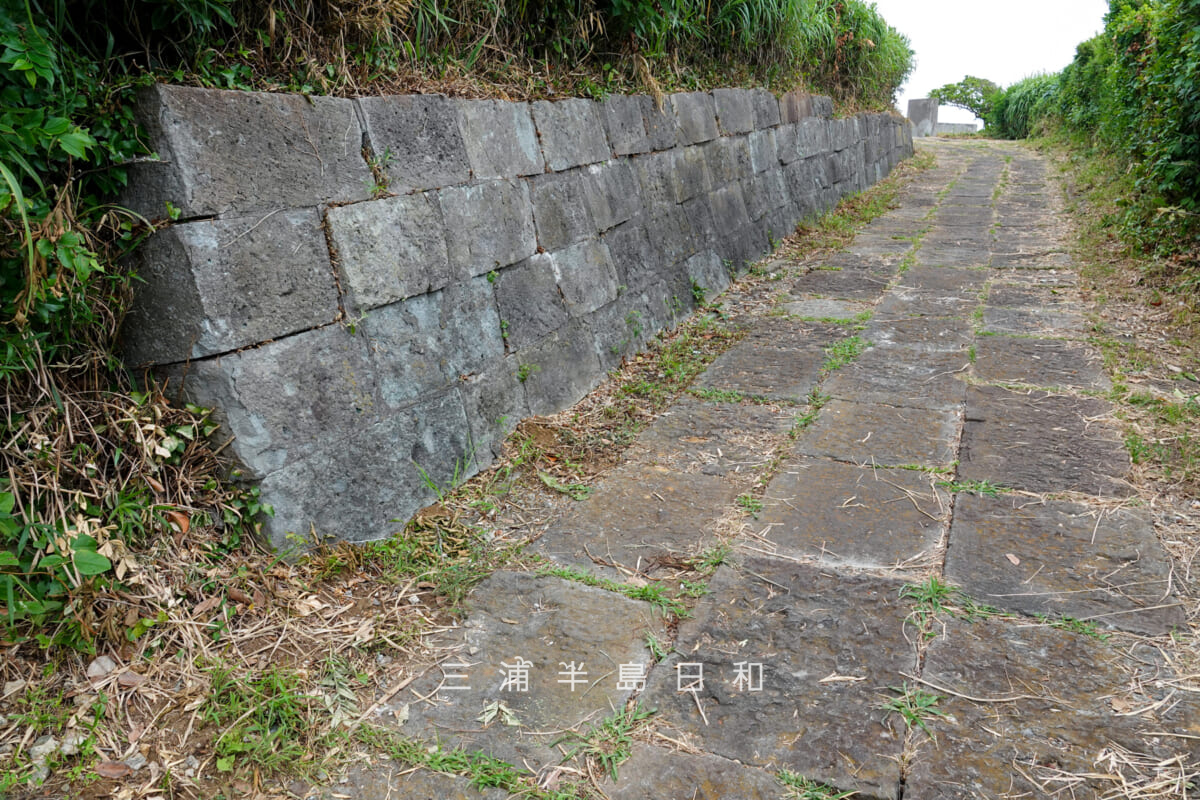剱埼灯台・関東大震災で倒壊した初代の石材を再利用した参道（撮影日：2025.07.05）