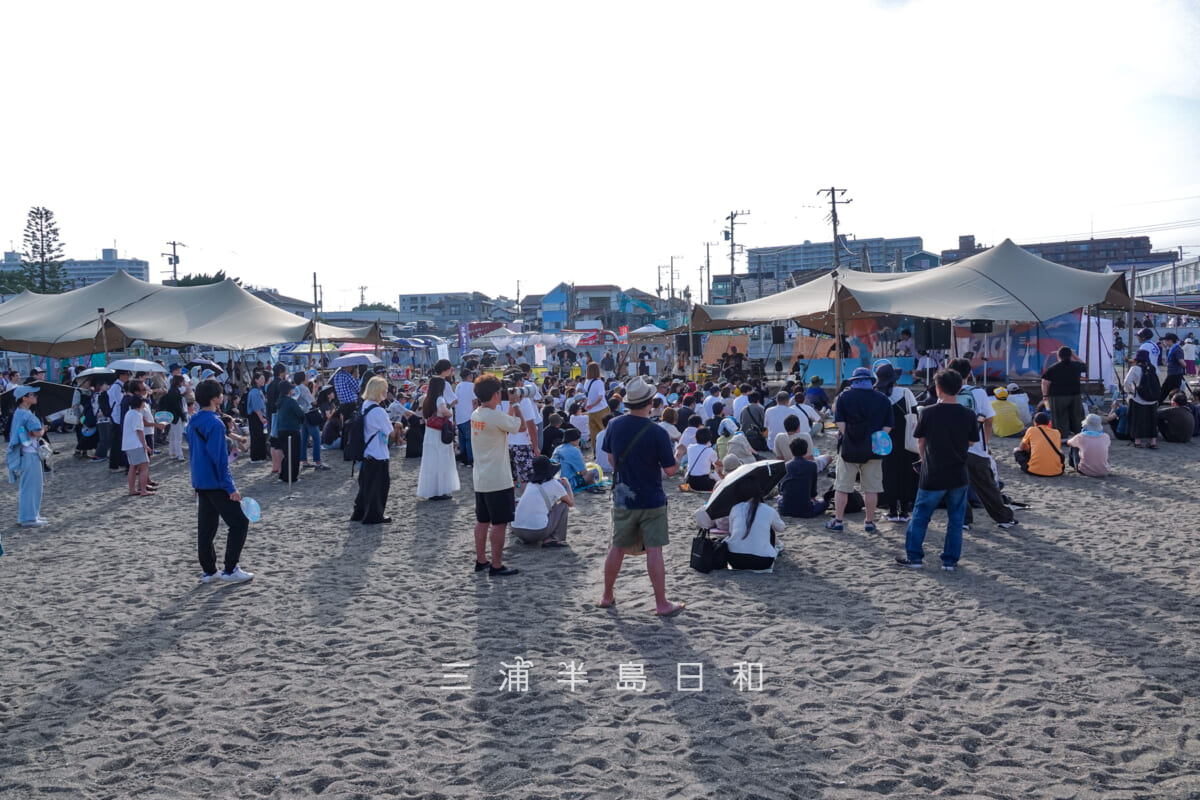 三浦海岸海水浴場(MIURA FUN BEACH)・イベント開催中のステージテント(撮影日:2025.07.12)