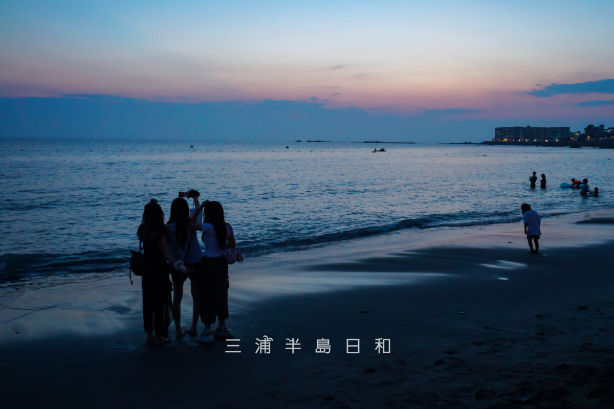 一色海岸（一色海水浴場）・2025年海水浴シーズン最終日の夕暮れの浜辺（撮影日：2025.08.31）