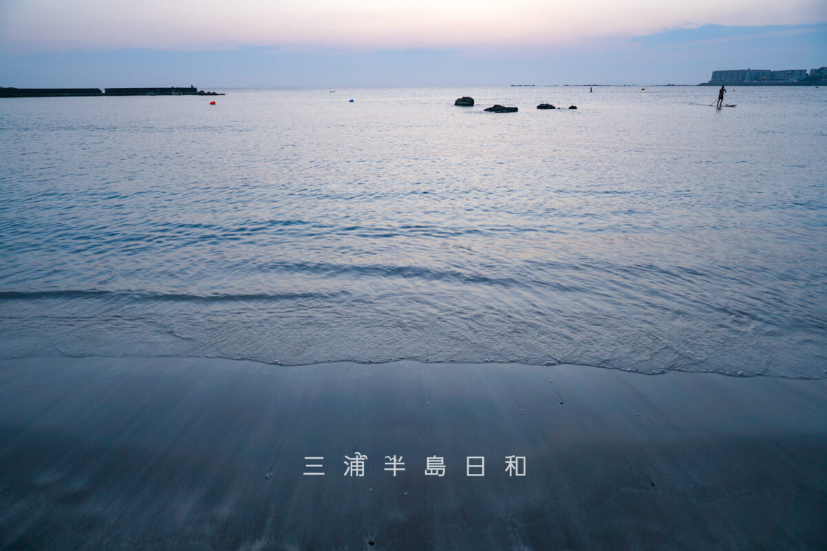 一色海岸（一色海水浴場）・2025年海水浴シーズン最終日の夕暮れの波打ち際（撮影日：2025.08.31）