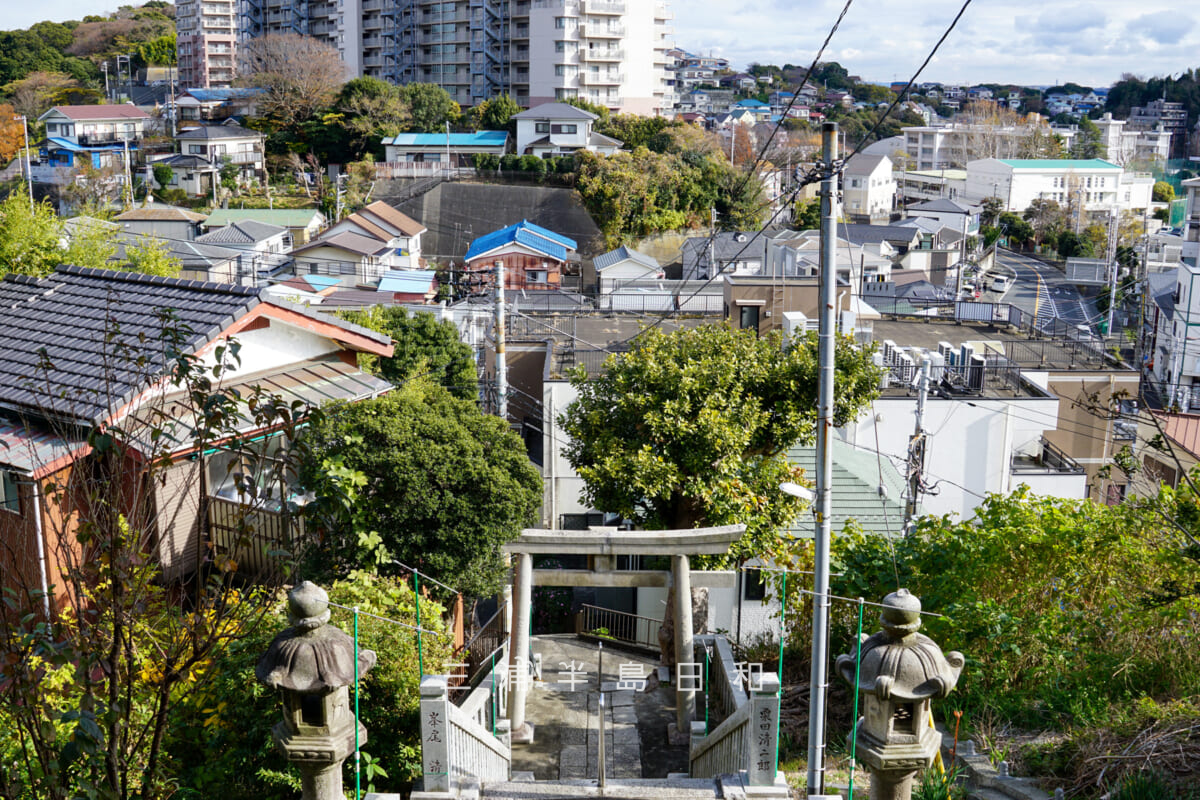 大六天神社（坂本町）・石段上より坂本坂上のまちなみを望む（撮影日：2024.12.19）