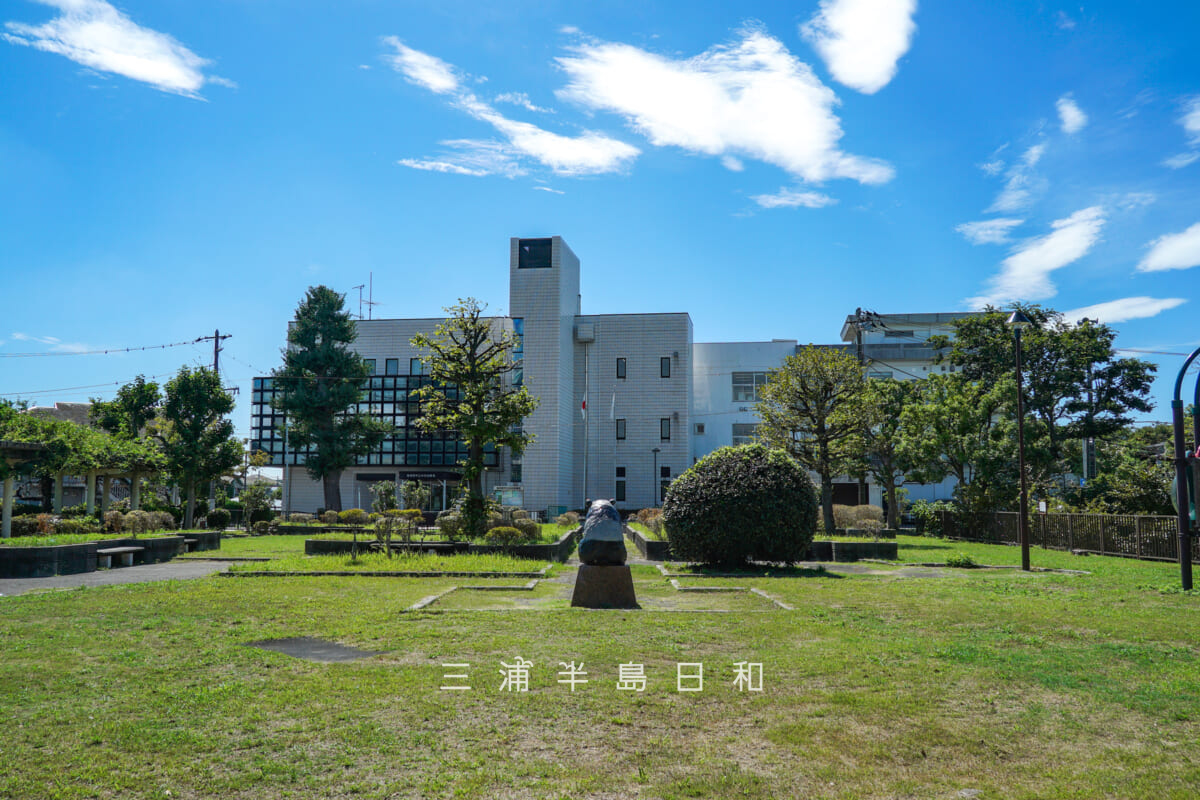 緒明山公園（読書公園）・公園中央より横須賀市立中央図書館方面を望む（撮影日：2025.09.11）