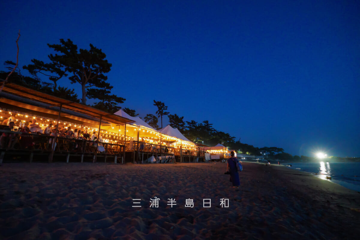 一色海岸（一色海水浴場）・夜の海の家「UMIGOYA BEACH HOUSE」前（撮影日：2025.08.31）