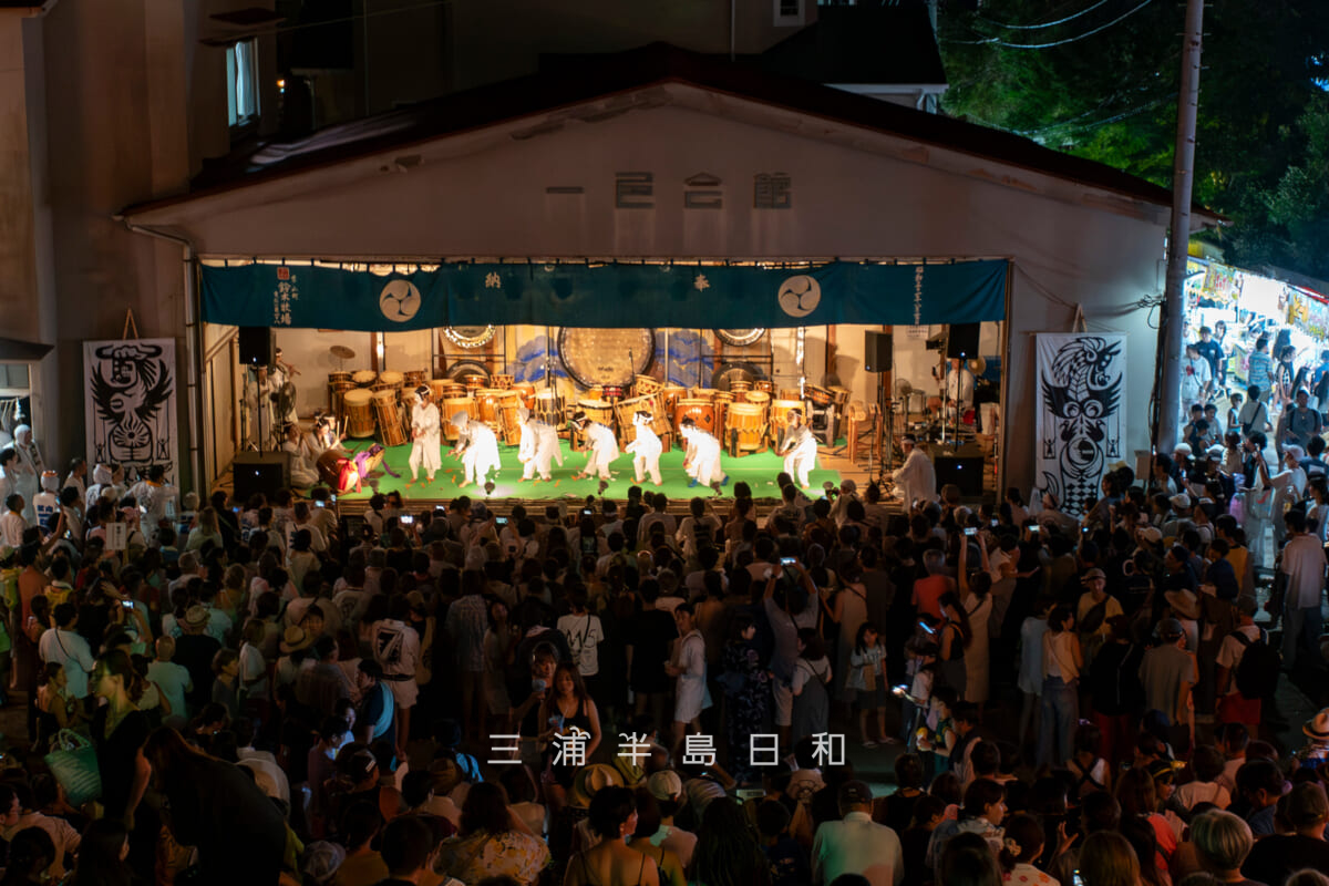 森山神社-例大祭・超満員の本祭奉納演芸（葉山伝統芸能「ひょっとこ踊り」）（アップ）（撮影日：2025.08.31）