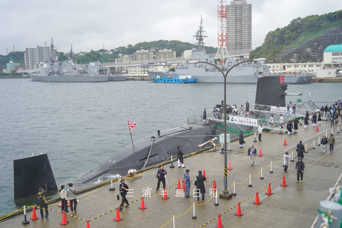 海上自衛隊横須賀地方隊オータムフェスタ・掃海母艦「うらが」より潜水艦「なるしお」と逸見岸壁の艦艇を望む（撮影日：2025.10.11）