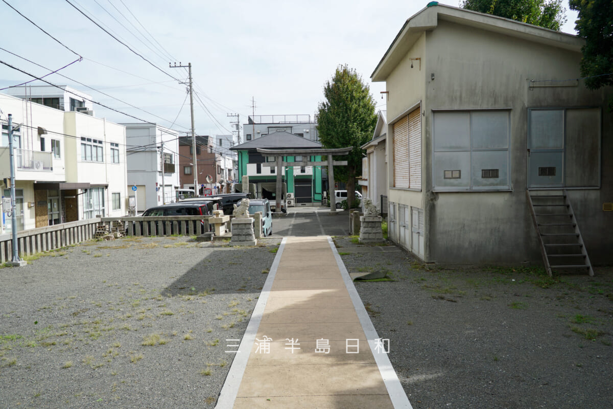 安浦神社・社殿前より境内を望む(撮影日:2025.10.09)
