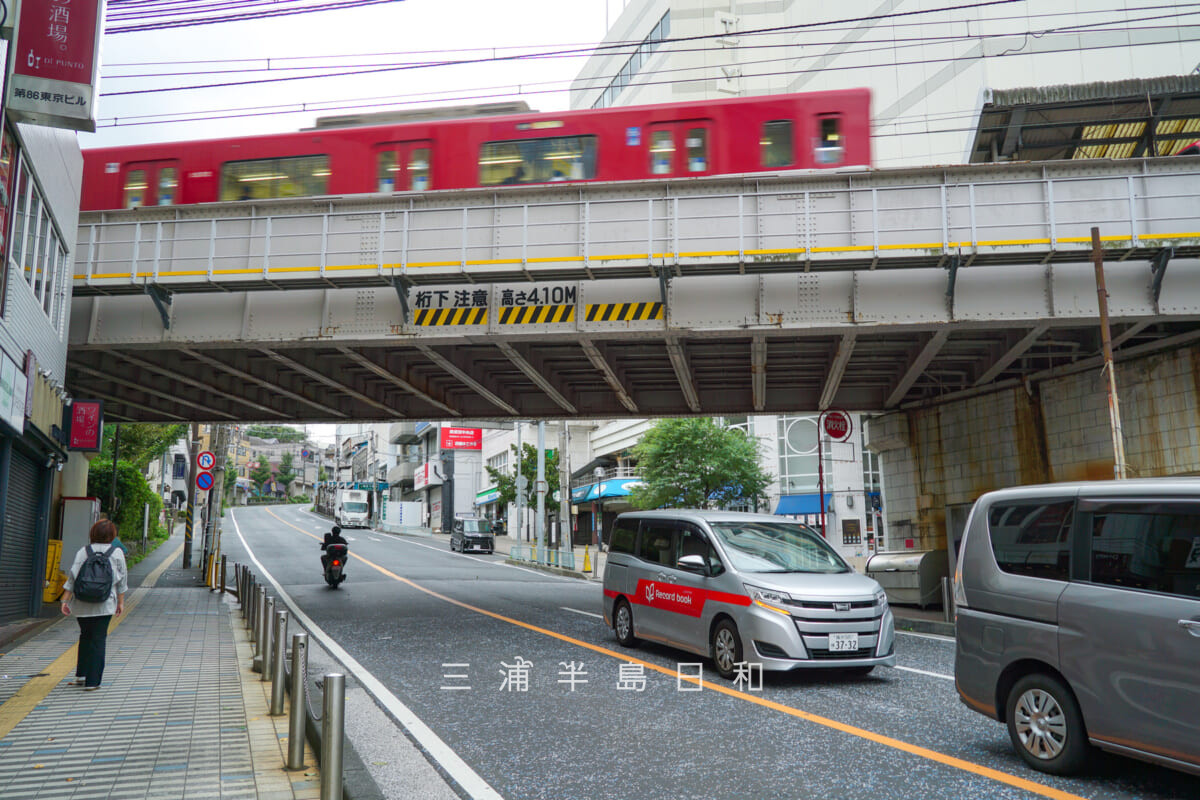 平坂・京急線ガード前より平坂上方面を望む(撮影日:2025.10.09)