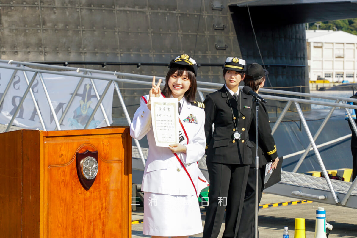 海上自衛隊横須賀地方隊オータムフェスタ・潜水艦1日艦長に任命された小杉怜子さん(撮影日:2023.10.21)