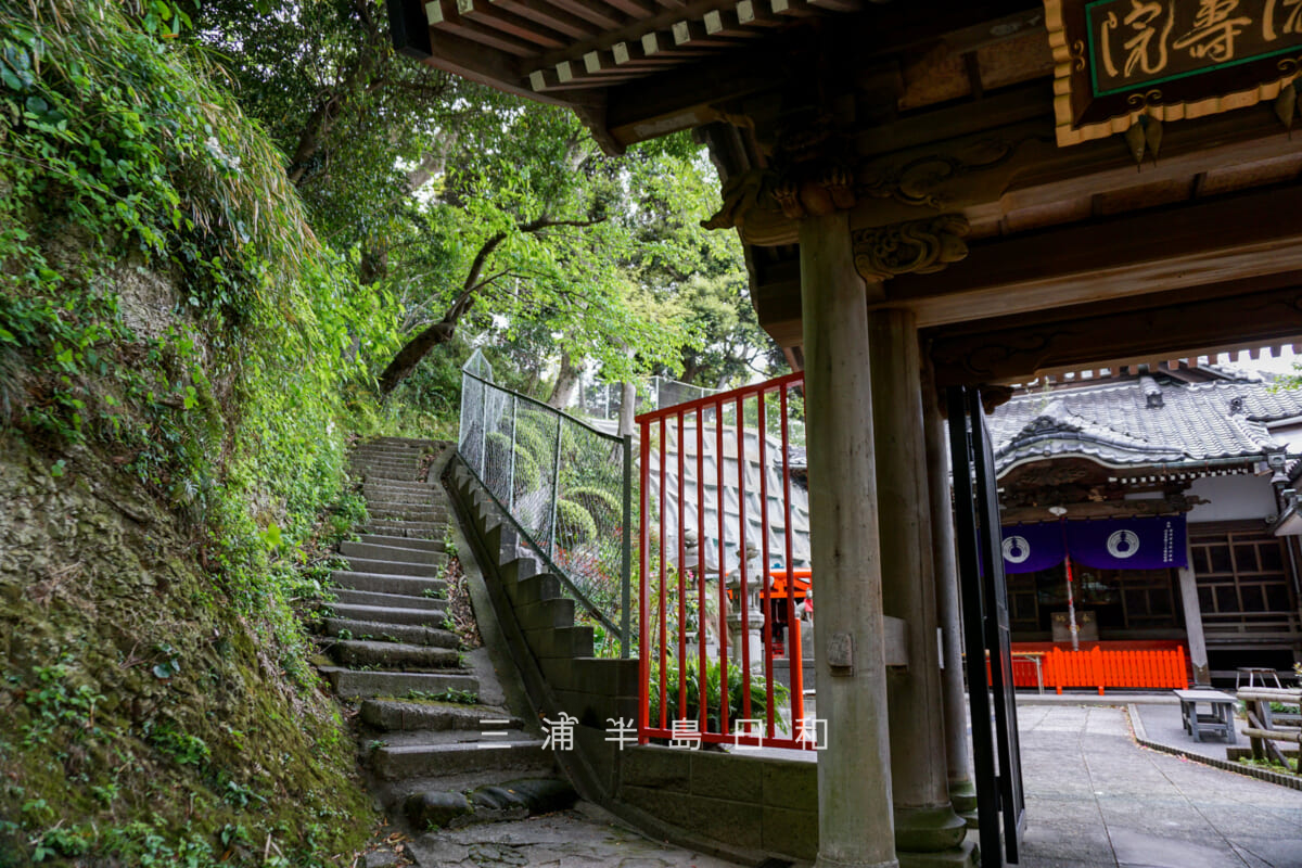 大勝利山・豊川稲荷横須賀別院徳寿院前の登り口(撮影日:2021.04.16)