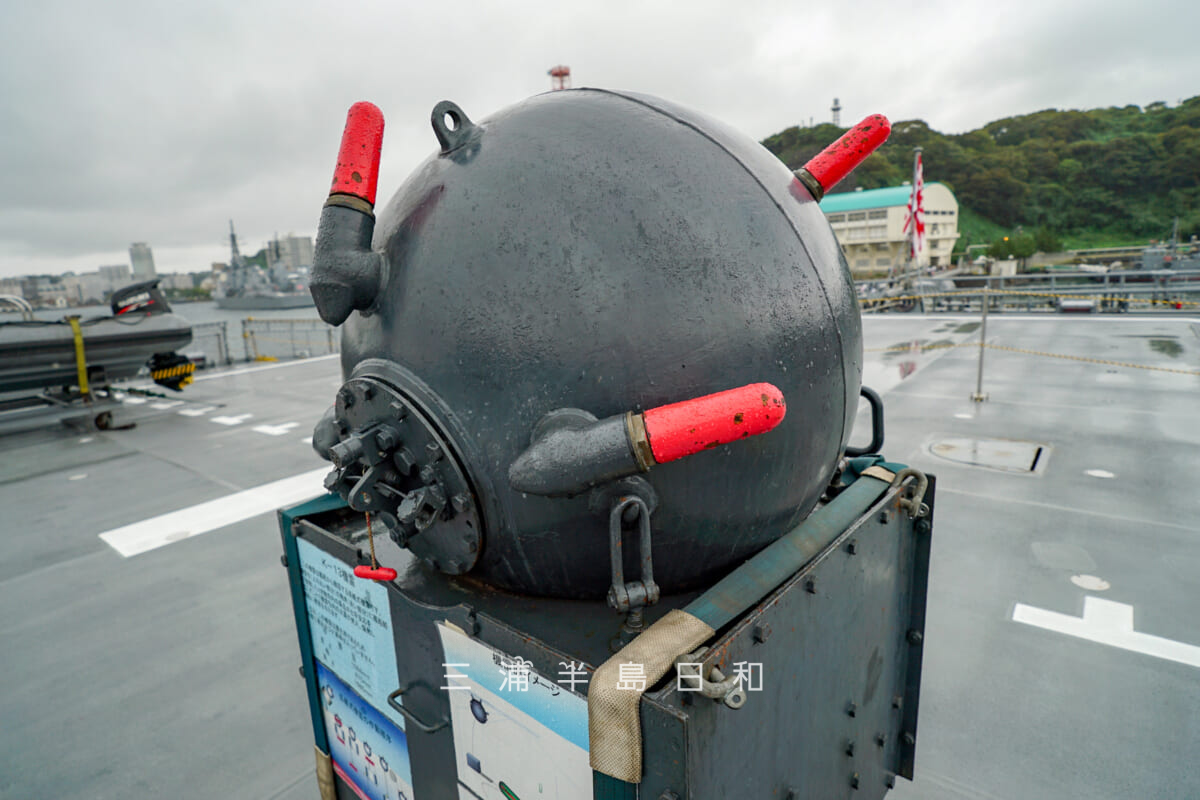 海上自衛隊横須賀地方隊オータムフェスタ・掃海母艦「うらが」で展示中の機雷（模擬）（撮影日：2025.10.11）