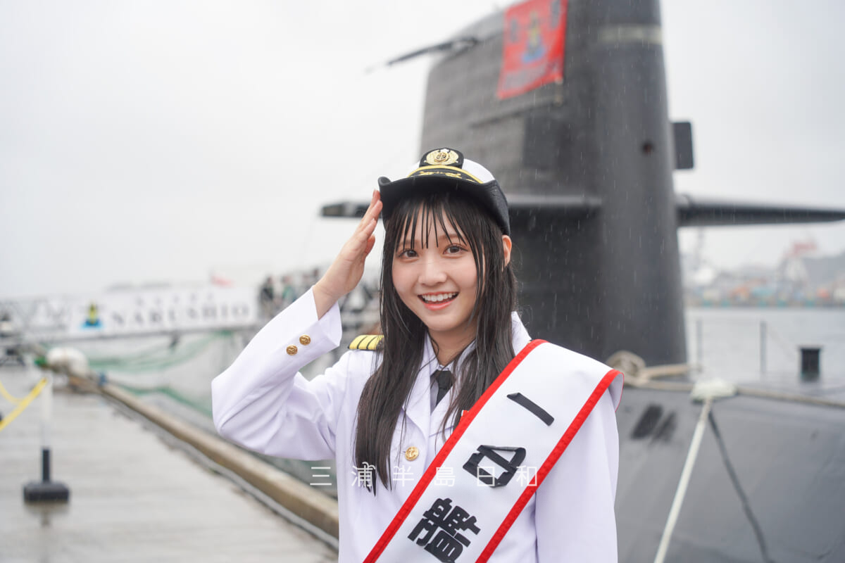 海上自衛隊横須賀地方隊オータムフェスタ・潜水艦「なるしお」と1日艦長の小杉怜子さん（敬礼）（撮影日：2025.10.11）