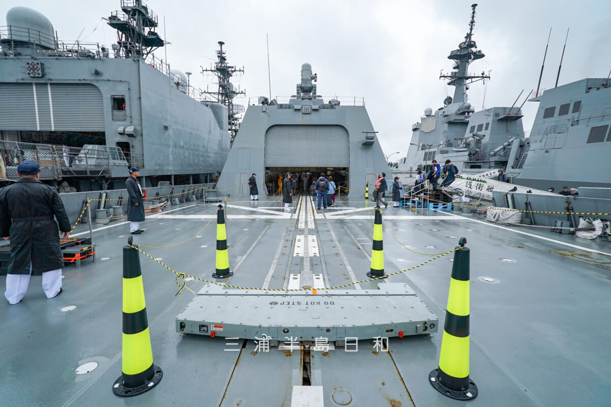 海上自衛隊横須賀地方隊オータムフェスタ・護衛艦「くまの」飛行甲板より格納庫を望む（撮影日：2025.10.11）