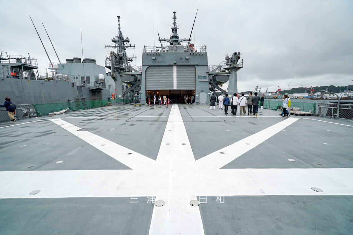 海上自衛隊横須賀地方隊オータムフェスタ・掃海母艦「うらが」飛行甲板より格納庫を望む（撮影日：2025.10.11）