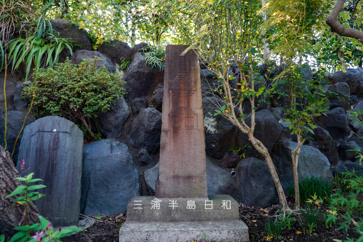 聖徳寺・宝篋印塔陽刻板碑（撮影日：2025.10.30）