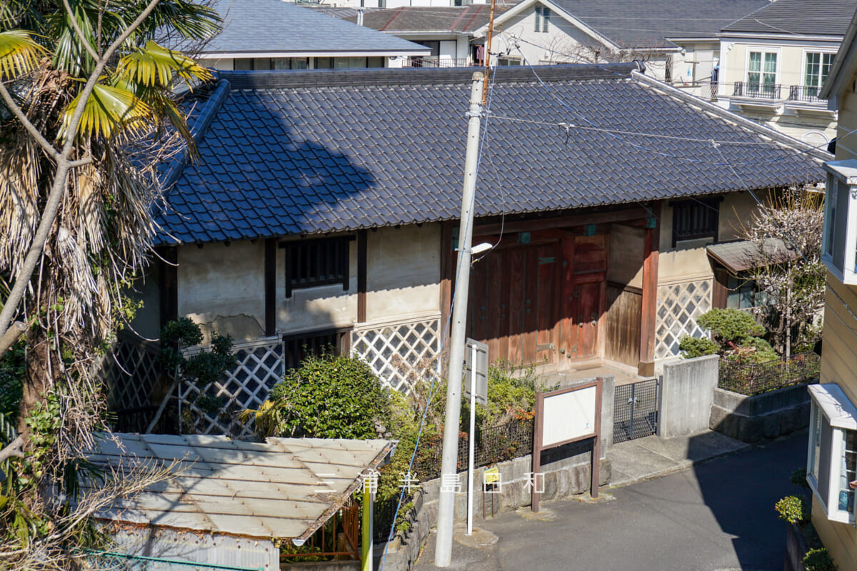 赤門(田戸の永嶋家長屋門)・聖徳寺坂より望む(撮影日:2022.02.22)