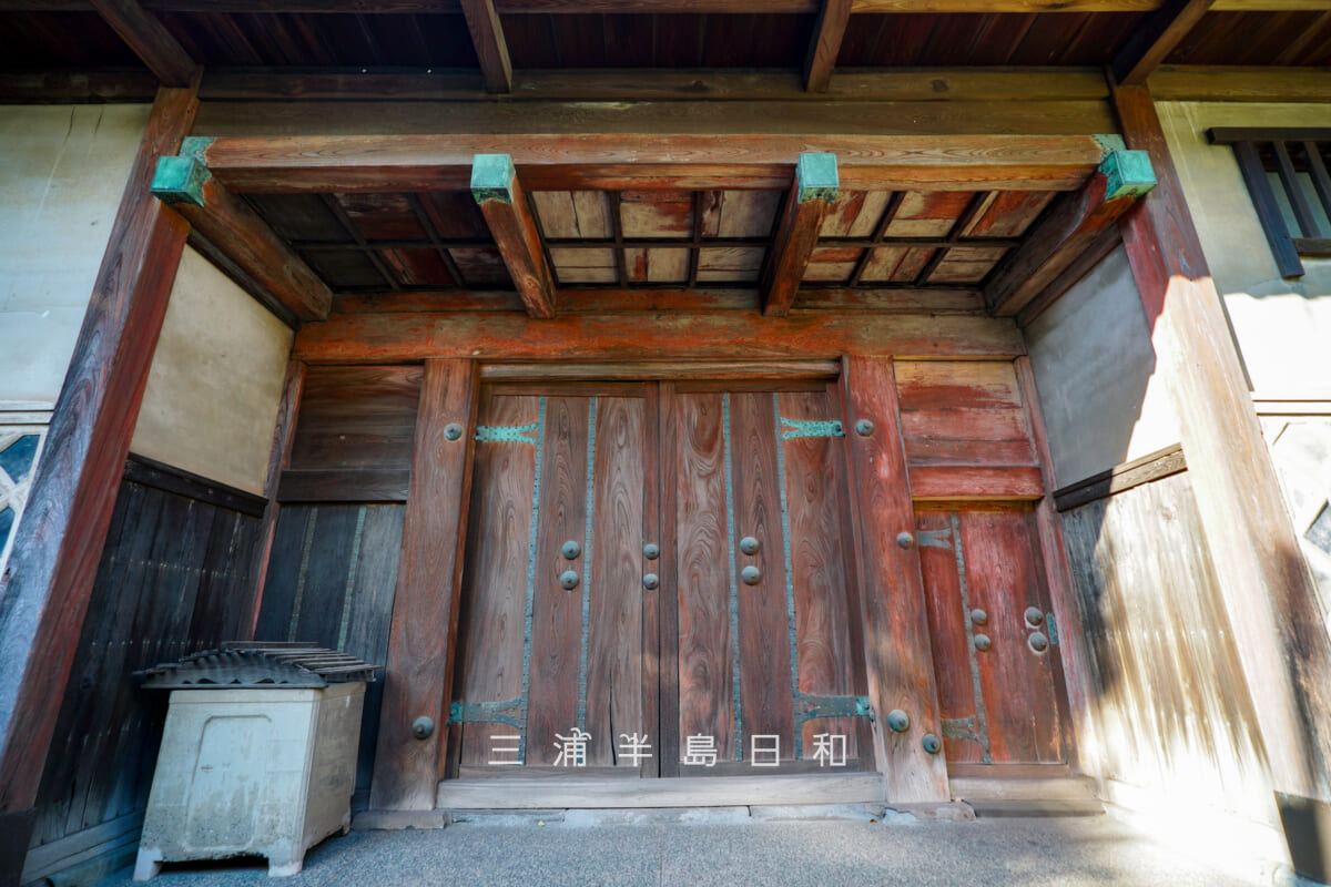 赤門（田戸の永嶋家長屋門）[中央アップ]（撮影日：2025.10.30）