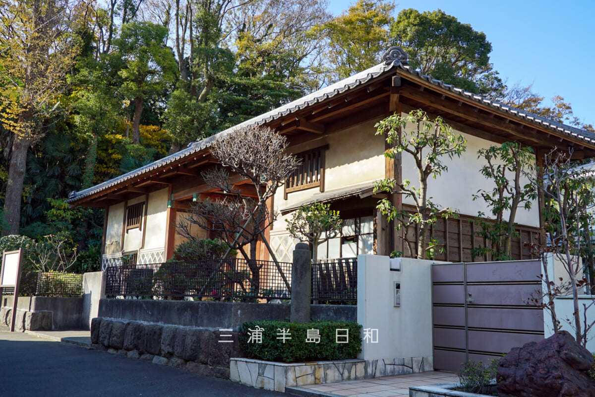 赤門(田戸の永嶋家長屋門)・聖徳寺坂下方面より望む(撮影日:2020.12.22)