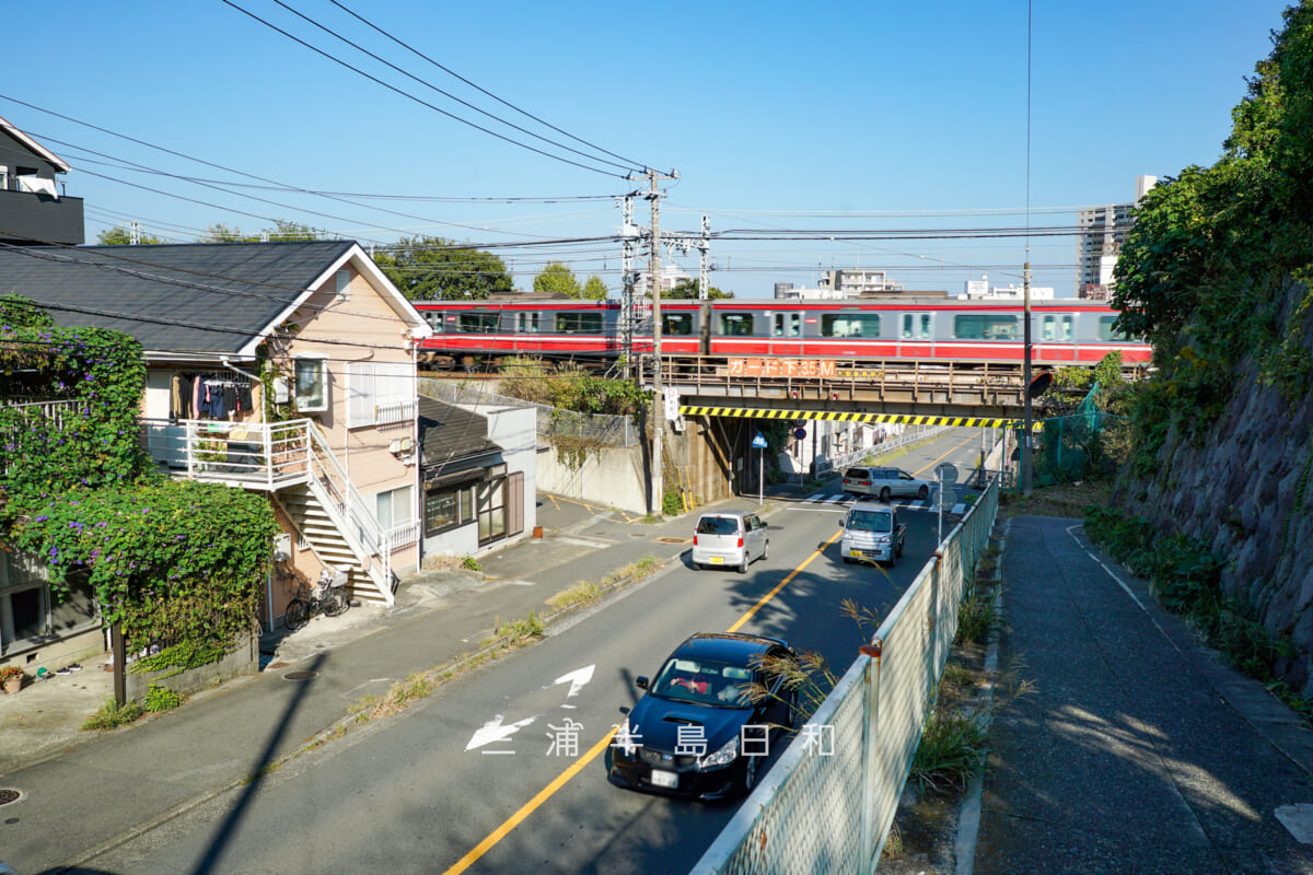 聖徳寺坂・坂上側から京急線ガードを望む（撮影日：2025.10.30）