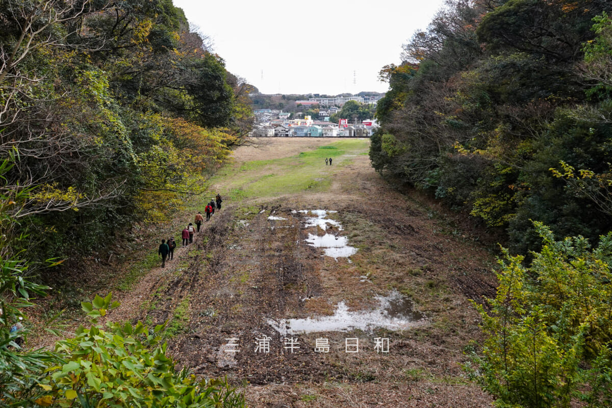 令和7年度はじめての三浦一族講座フィールドワーク「大矢部弾庫跡『円通寺跡』の特別見学」・谷戸を歩く（撮影日：2025.12.12）